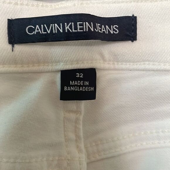 Calvin Klein white cut off jeans - Picture 4 of 9